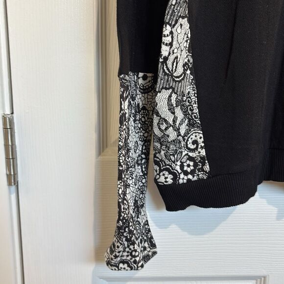 Forever 21 Black sweater‎ - Picture 2 of 5